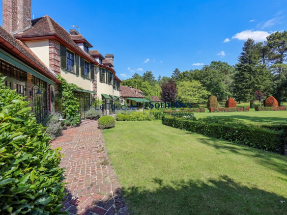 View of a historic property with landscaped grounds in Le Touquet-Paris-Plage.