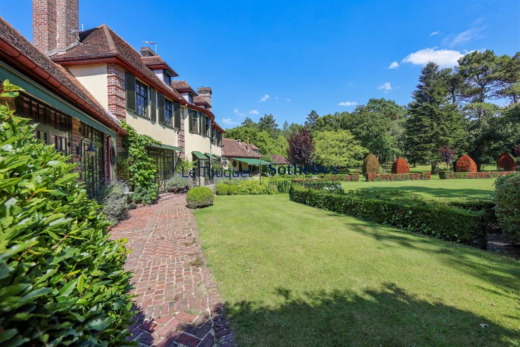 View of a historic property with landscaped grounds in Le Touquet-Paris-Plage.