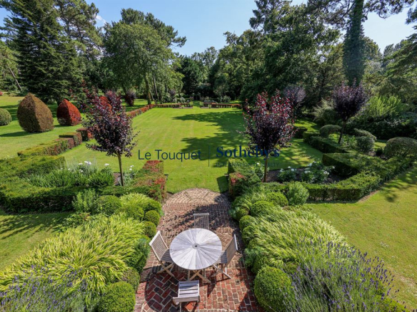 Landscaped park of 8500 m² with floral arrangements in Le Touquet-Paris-Plage.