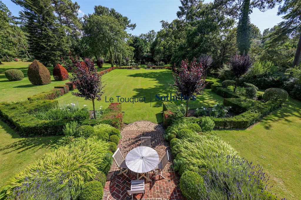 Landscaped park of 8500 m² with floral arrangements in Le Touquet-Paris-Plage.