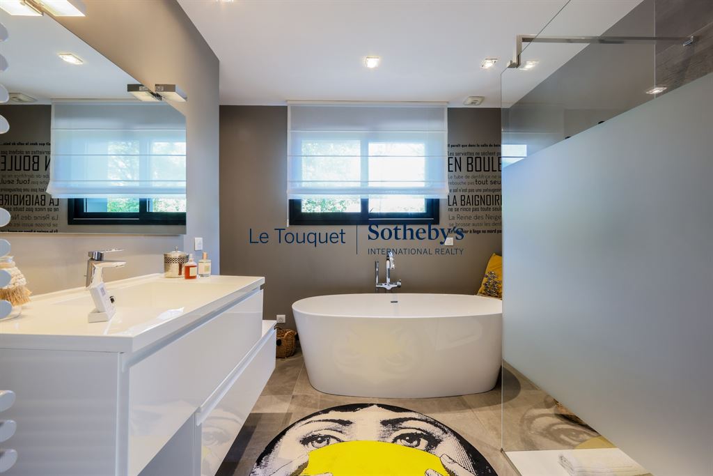 Salle de bain contemporaine Salle de bain moderne avec baignoire et lavabo, décorée de manière contemporaine.