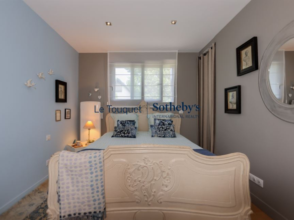 Chambre d'une villa contemporaine à Stella Plage, décorée avec goût et lumière naturelle.