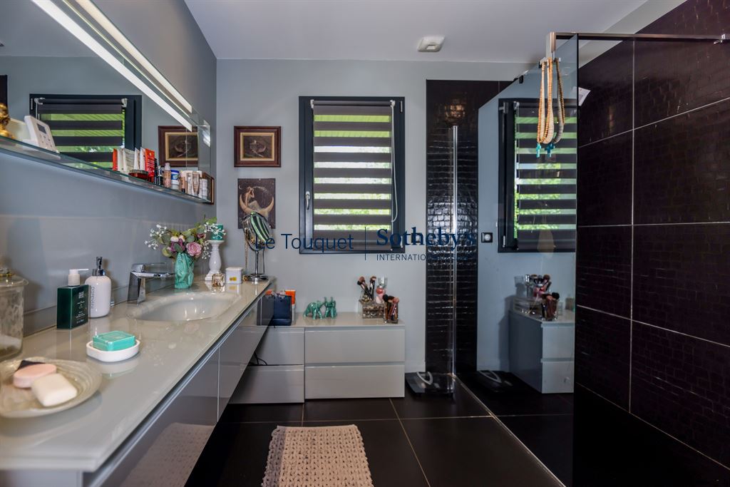 Salle de bain contemporaine Salle de bain moderne avec lavabo et douche dans une villa contemporaine.