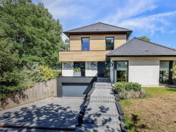 Villa contemporaine à Stella Plage avec jardin et garage.