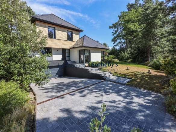Villa contemporaine avec jardin à Stella Plage, quartier résidentiel calme.