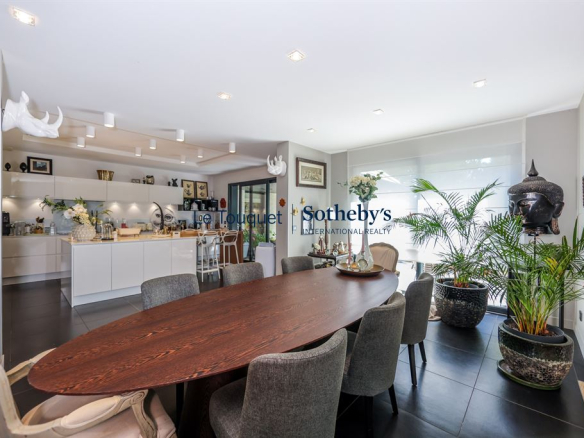 Intérieur d'une villa contemporaine avec salle à manger et cuisine ouverte, Stella Plage.