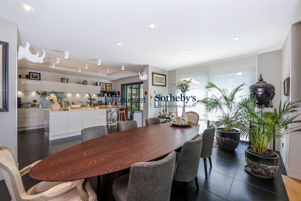 Intérieur de villa contemporaine à Stella Plage Intérieur d'une villa contemporaine avec salle à manger et cuisine ouverte, Stella Plage.