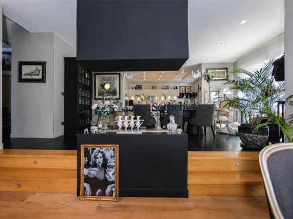 Intérieur d'une villa contemporaine avec salon lumineux et décoration moderne.