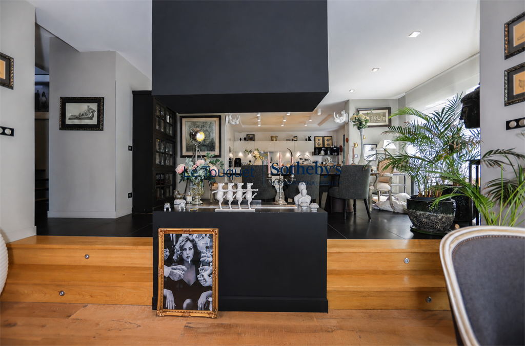 Intérieur d’une villa contemporaine à Stella Plage Intérieur d'une villa contemporaine avec salon lumineux et décoration moderne.