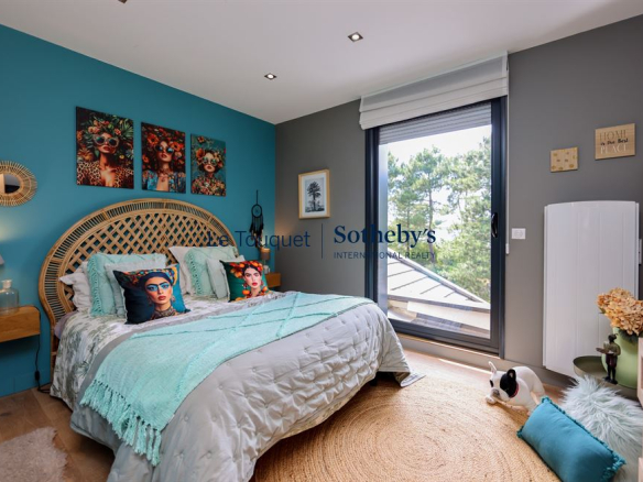 Chambre d'une villa contemporaine avec murs colorés et décoration soignée.