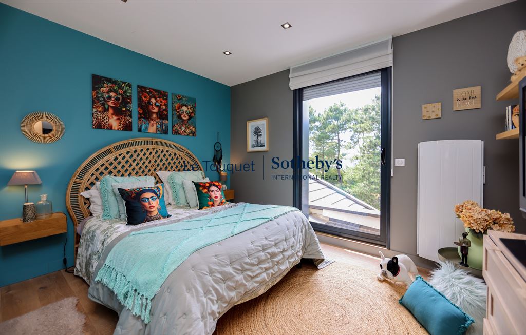 Chambre d’une villa contemporaine Chambre d'une villa contemporaine avec murs colorés et décoration soignée.
