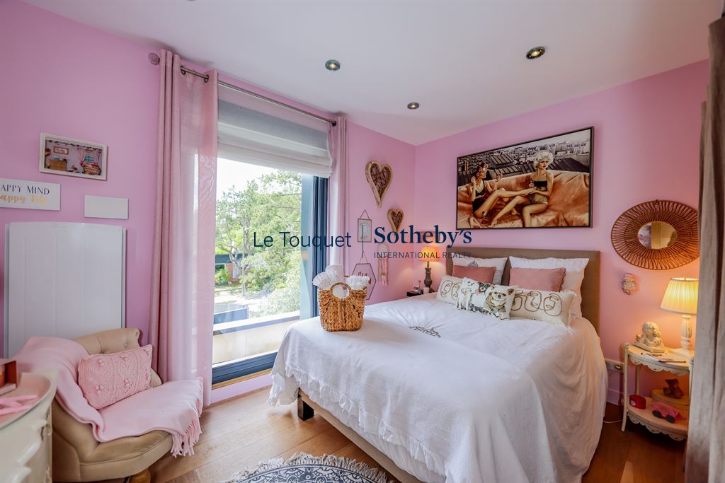 Chambre de villa contemporaine à Stella Plage Chambre d'une villa contemporaine à Stella Plage, avec murs roses et lit confortable.