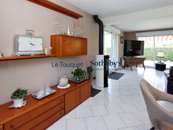 Intérieur d'une villa à Saint-Josse avec un séjour lumineux et un poêle à bois.