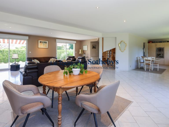 Intérieur d'une villa spacieuse avec salon lumineux et salle à manger à Saint-Josse.
