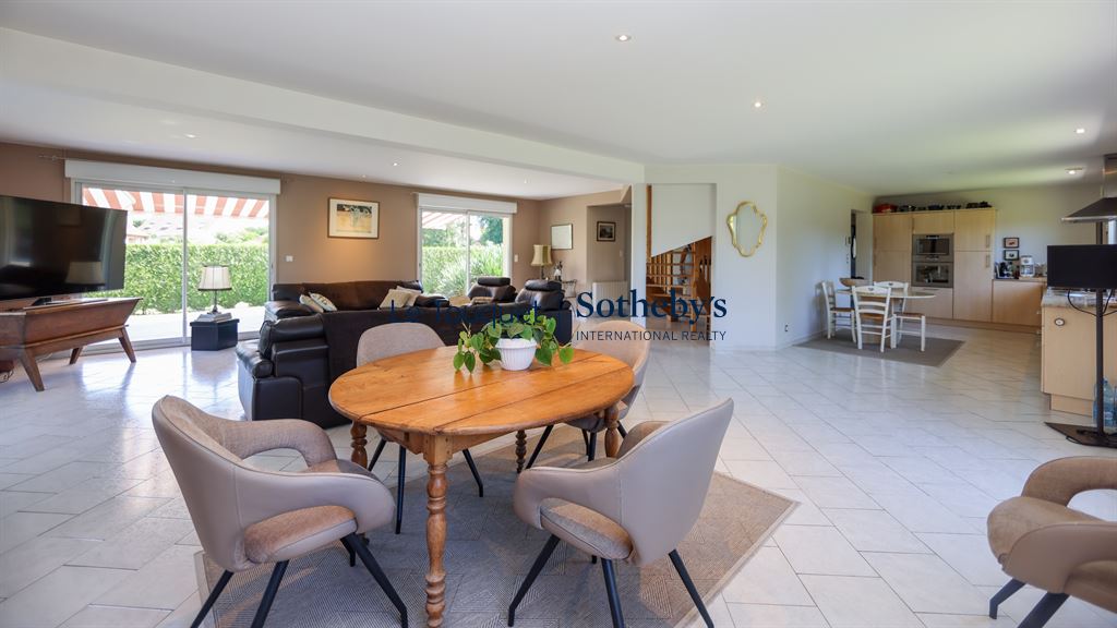 Intérieur d'une villa spacieuse avec salon lumineux et salle à manger à Saint-Josse.