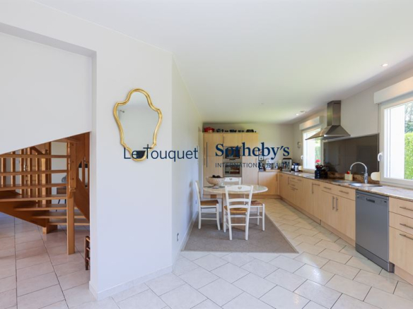 Intérieur d'une villa moderne à Saint-Josse avec cuisine ouverte et salle à manger.