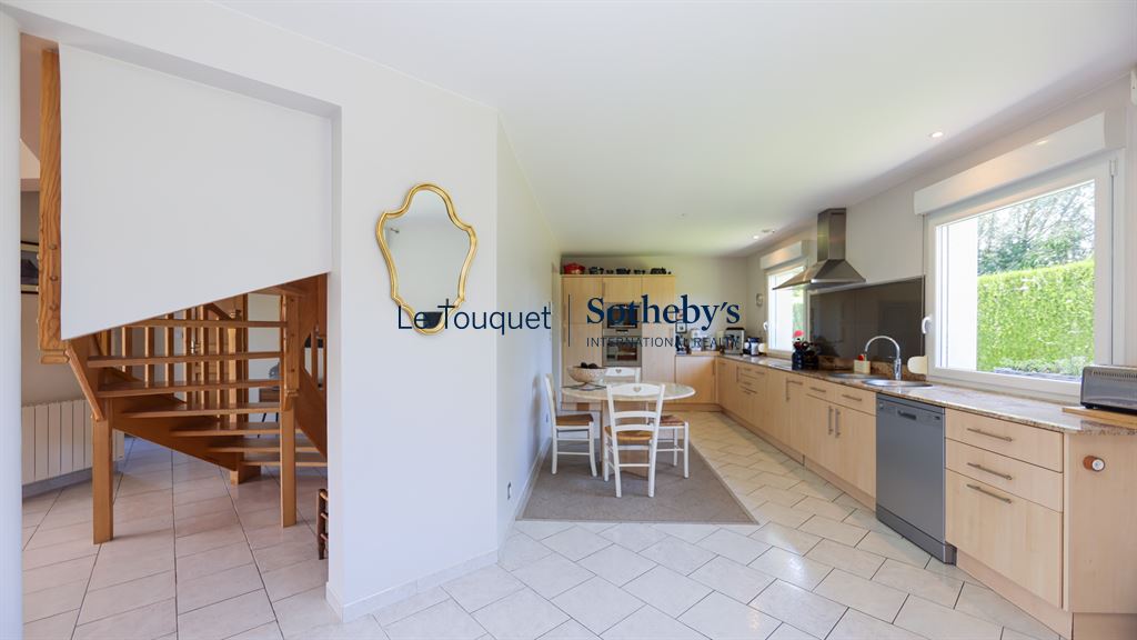 Intérieur d'une villa moderne à Saint-Josse avec cuisine ouverte et salle à manger.