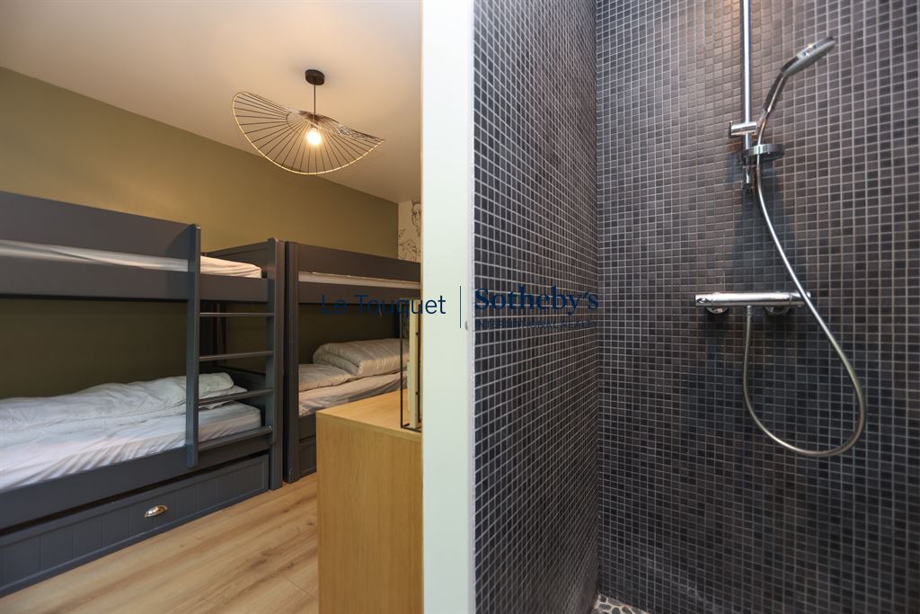 Chambre avec lits superposés Chambre avec lits superposés et salle de bain attenante dans une villa contemporaine