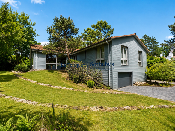 Villa contemporaine à Le Touquet-Paris-Plage avec jardin et accès direct à la terrasse.