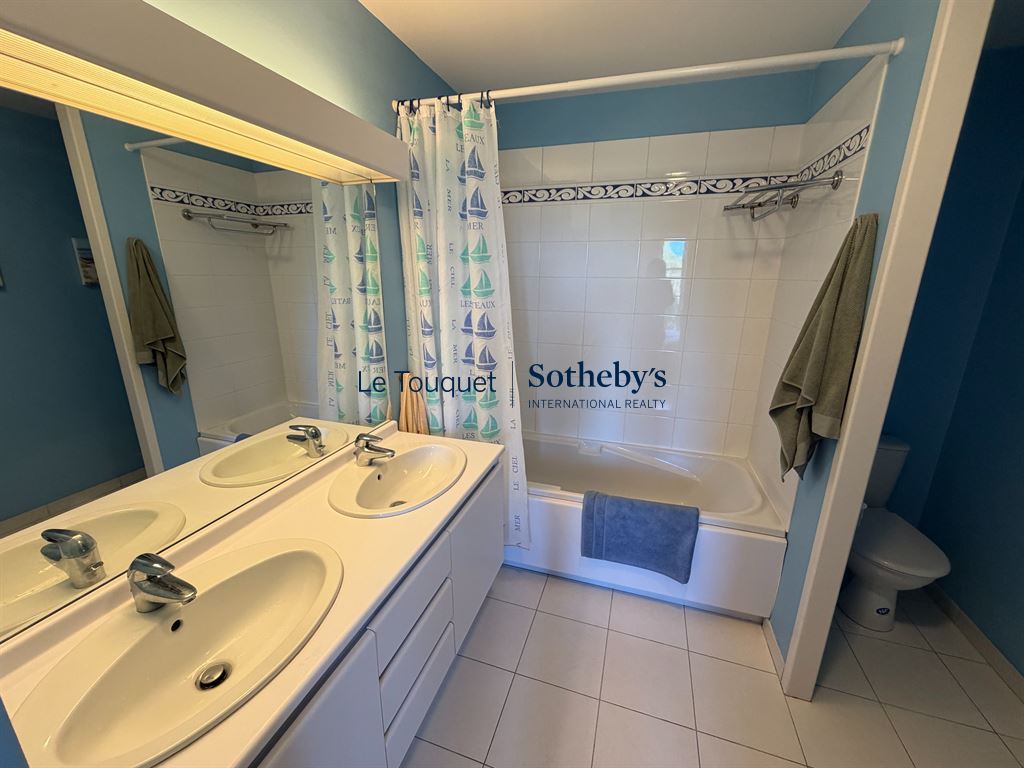 Salle de bain de la villa au Touquet Salle de bain avec baignoire et double vasque dans une villa au Touquet-Paris-Plage.