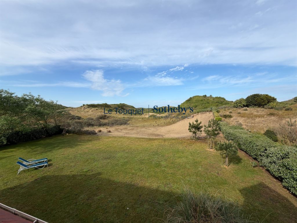 Vue sur les dunes depuis le jardin d'une villa au Touquet-Paris-Plage.