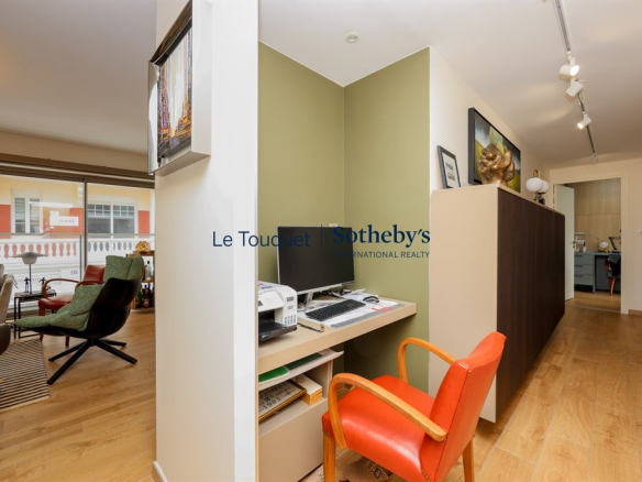Intérieur d'un appartement moderne avec bureau et accès à une terrasse au Touquet-Paris-Plage.