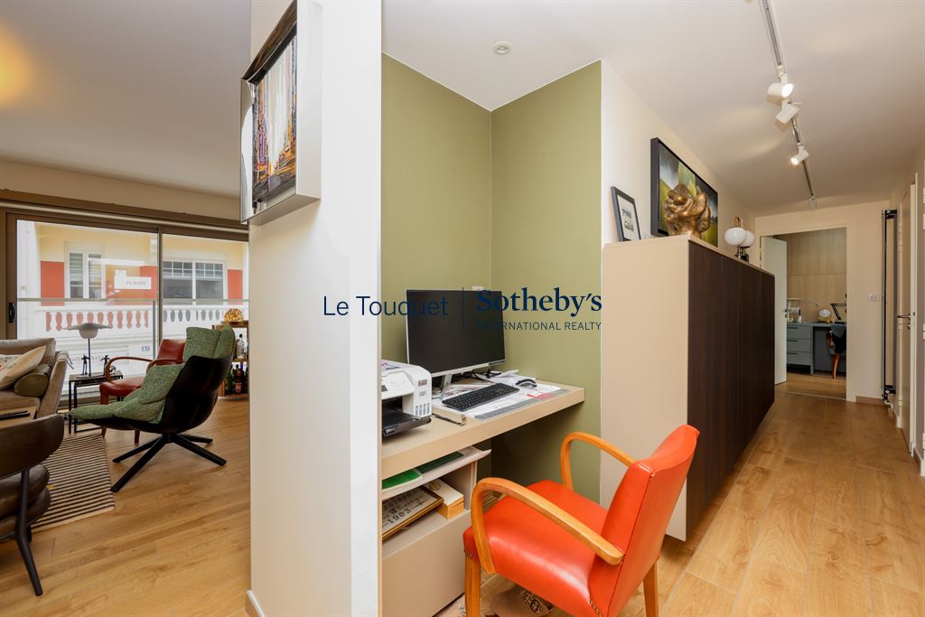 Appartement moderne au Touquet-Paris-Plage Intérieur d'un appartement moderne avec bureau et accès à une terrasse au Touquet-Paris-Plage.