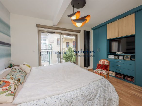 Chambre lumineuse d'un appartement avec lit et mobilier moderne au Touquet-Paris-Plage.