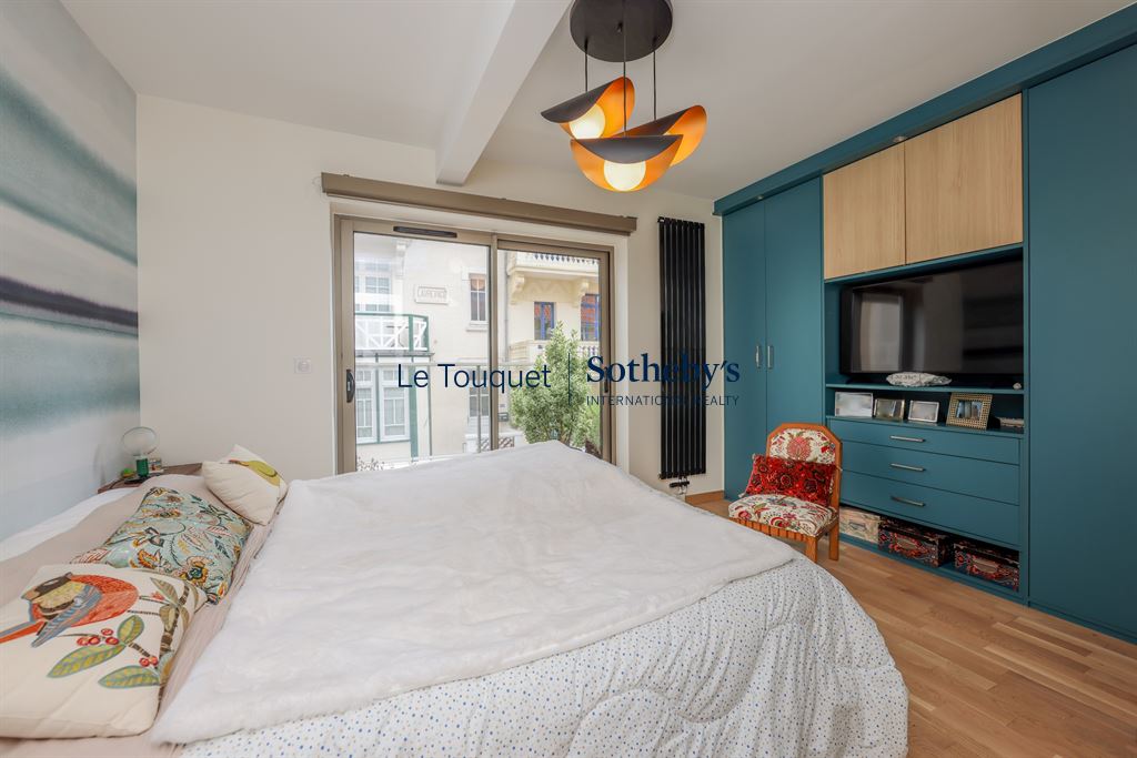 Chambre d’appartement au Touquet Chambre lumineuse d'un appartement avec lit et mobilier moderne au Touquet-Paris-Plage.