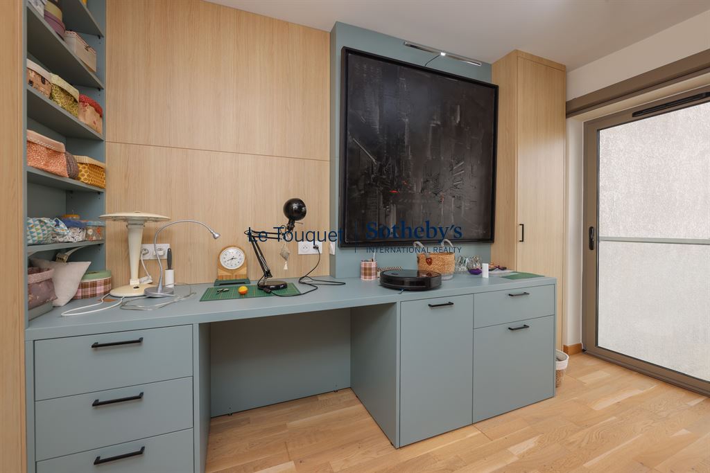 Bureau moderne dans un appartement au Touquet Bureau moderne avec rangements intégrés et accès à un balcon, dans un appartement au Touquet-Paris-Plage.