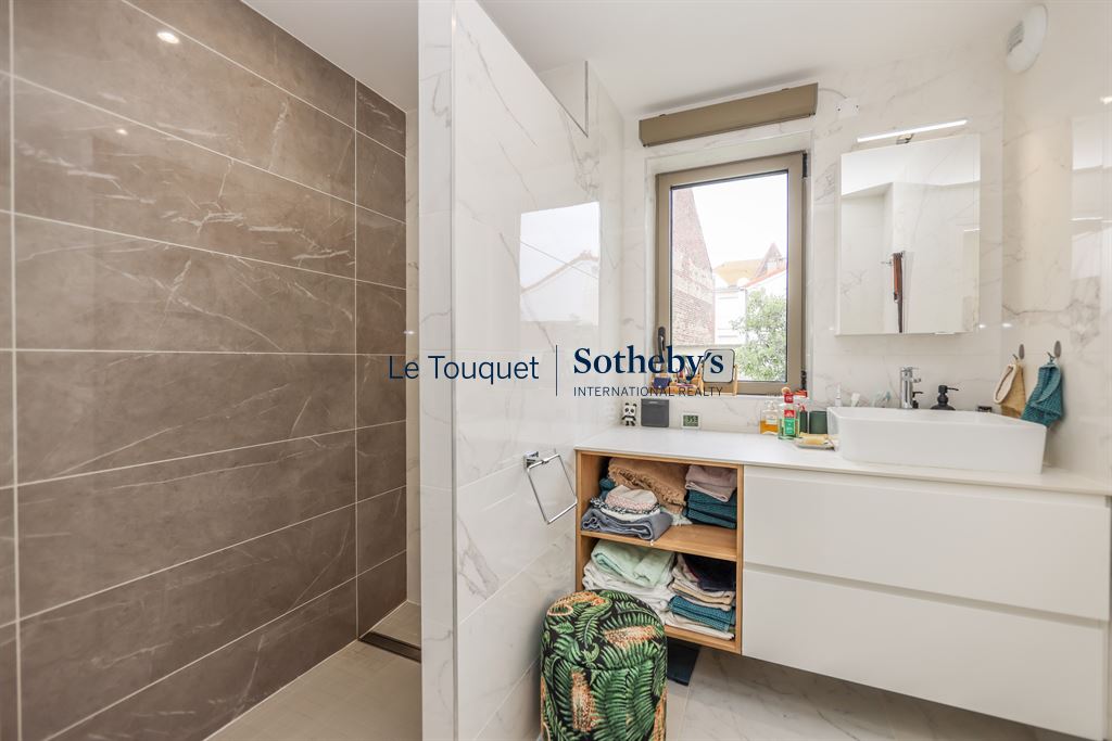 Salle de douche contemporaine Salle de douche moderne avec douche à l'italienne et meuble de rangement.
