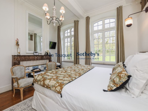 Bedroom in an 18th-century manor house with bed and elegant decor.