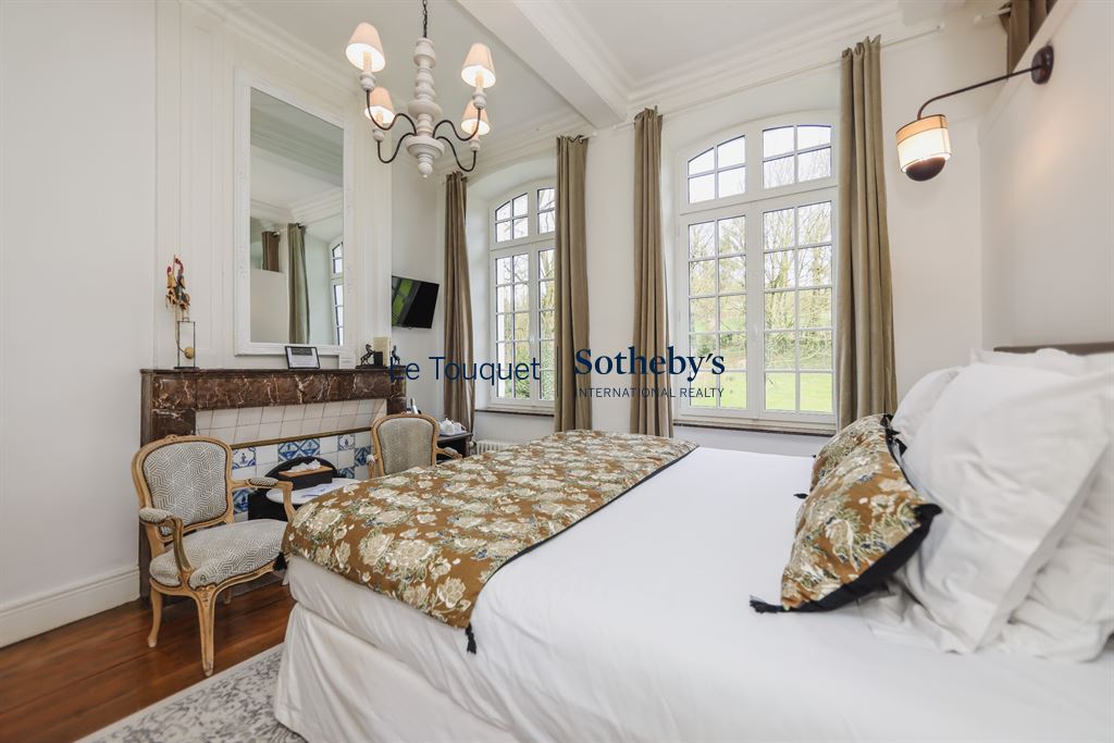 Bedroom in an 18th-century manor house with bed and elegant decor.
