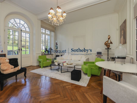 Interior of an 18th-century manor house with modern furniture and elegant lighting.