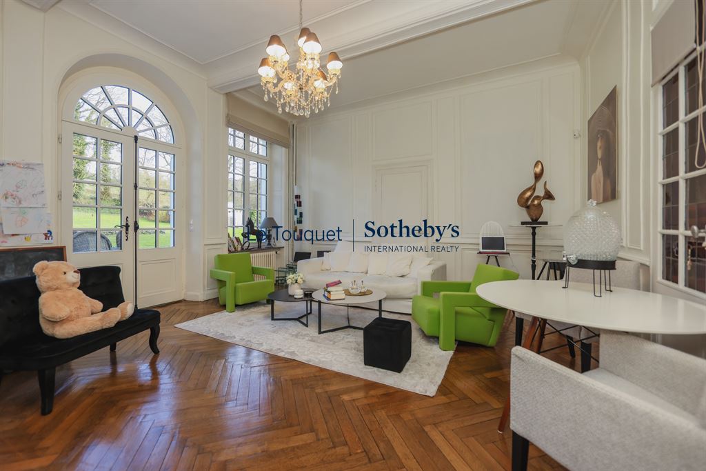 Interior of an 18th-century manor house with modern furniture and elegant lighting.