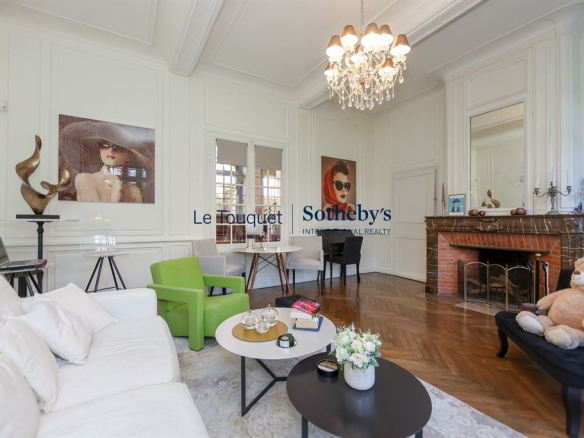 Interior of an 18th-century manor house with an elegant living room and refined decorations.