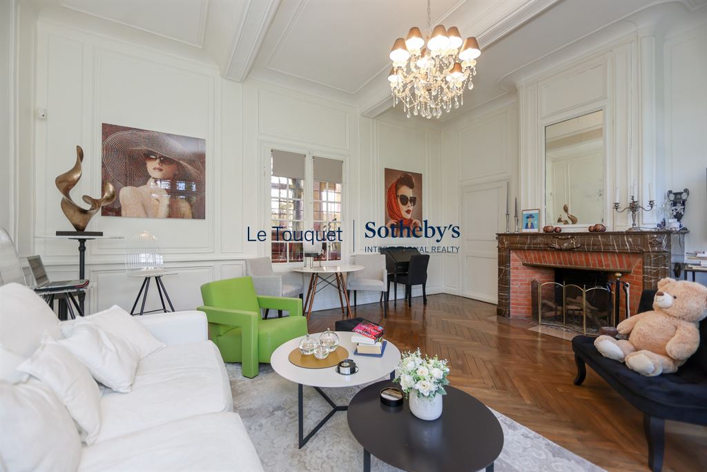 Interior of an 18th-century manor house with an elegant living room and refined decorations.