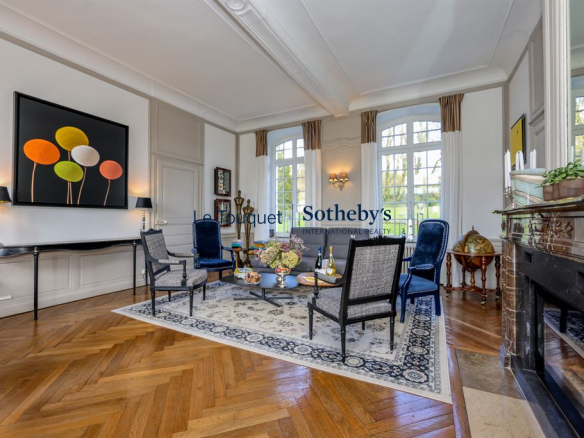 Interior of an 18th-century manor house with elegant living room and refined decoration.