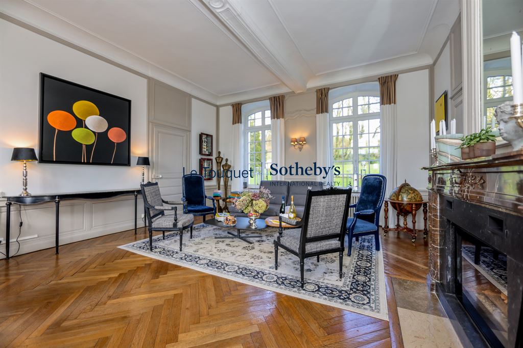 Interior of an 18th-century manor house with elegant living room and refined decoration.