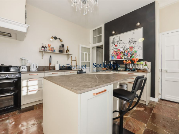 Modern and bright kitchen in a manor house with a central island and contemporary equipment.