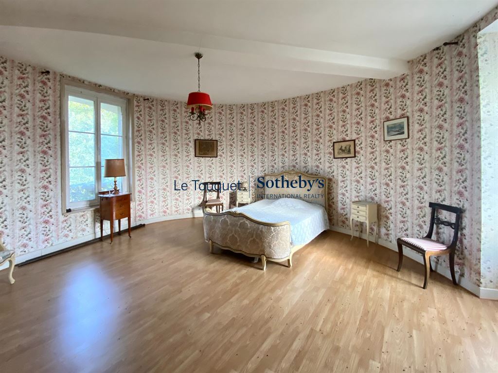Chambre dans un château du XVIIIème Chambre spacieuse avec papier peint fleuri et mobilier ancien dans un château du XVIIIème siècle.