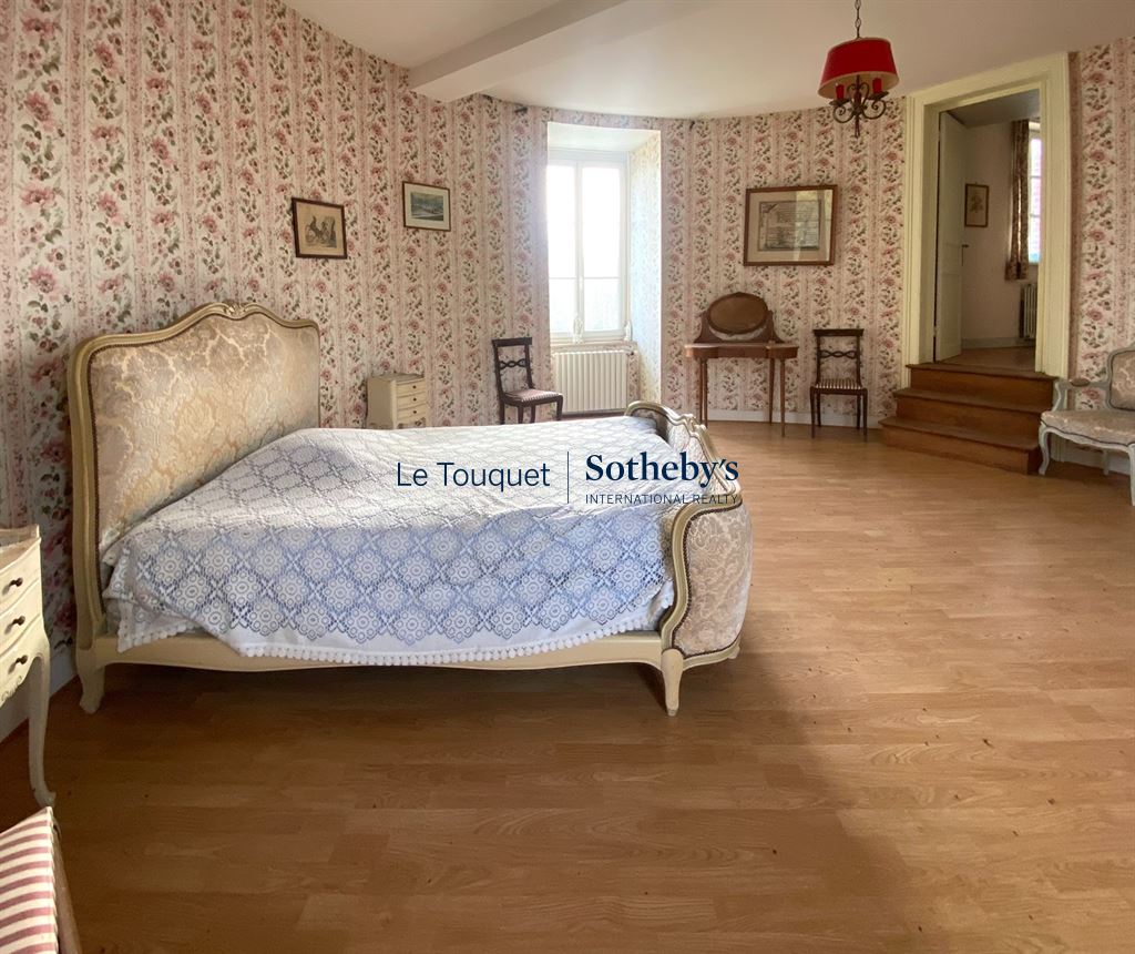 Chambre du château du XVIIIème Chambre d'un château du XVIIIème siècle avec un décor floral et un mobilier ancien.