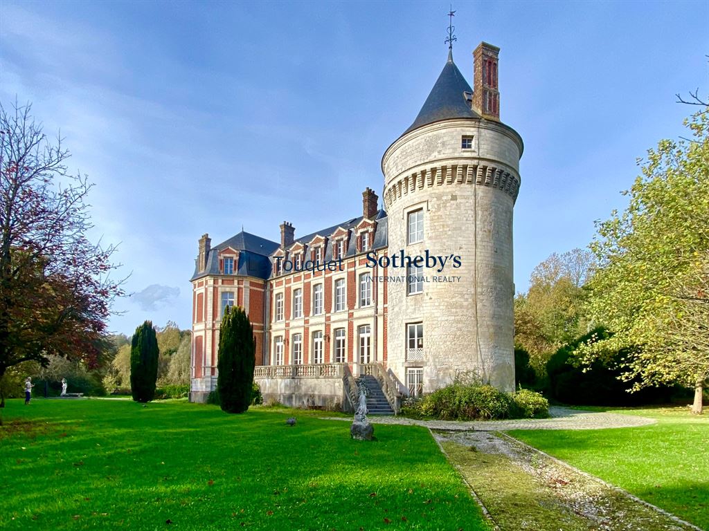 Château historique à Aire-sur-la-Lys Château du XVIIIème siècle avec tour du XIIème siècle, entouré d'un parc verdoyant à Aire-sur-la-Lys.