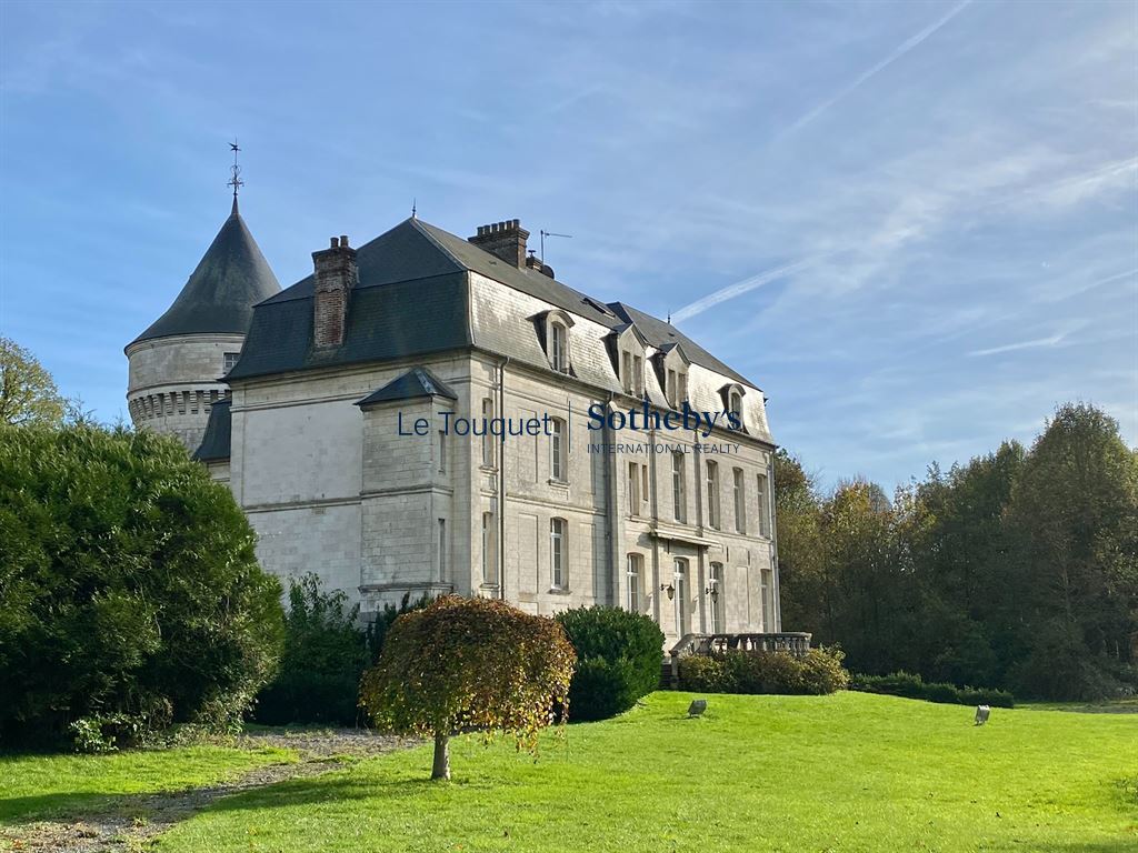 Château historique à Aire-sur-la-Lys Château du XVIIIème siècle avec tour du XIIème siècle, entouré de parc et de verdure à Aire-sur-la-Lys.