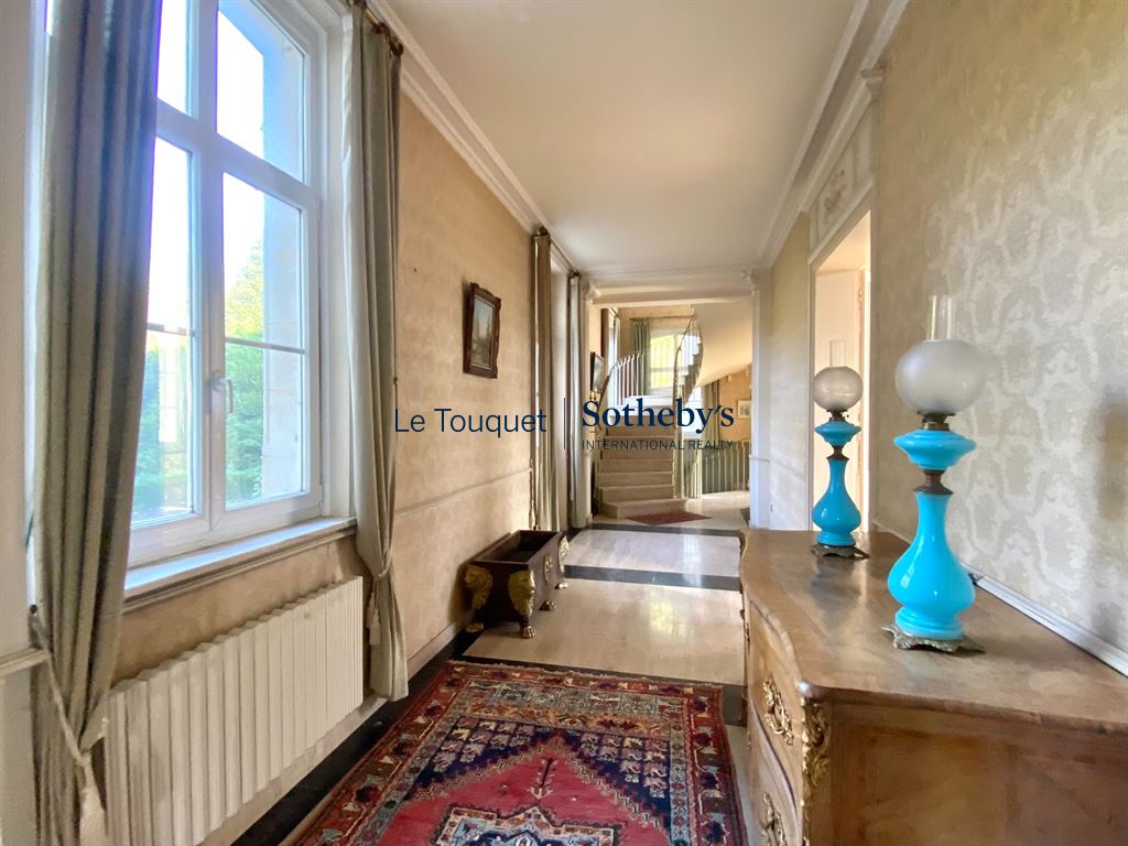 Intérieur du château du XVIIIème siècle Intérieur d'un château du XVIIIème siècle avec un couloir lumineux et des décorations anciennes.