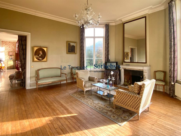 Intérieur d'un château du XVIIIème siècle avec mobilier ancien et parquet en bois.