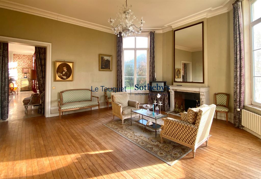 Intérieur d’un château du XVIIIème siècle Intérieur d'un château du XVIIIème siècle avec mobilier ancien et parquet en bois.