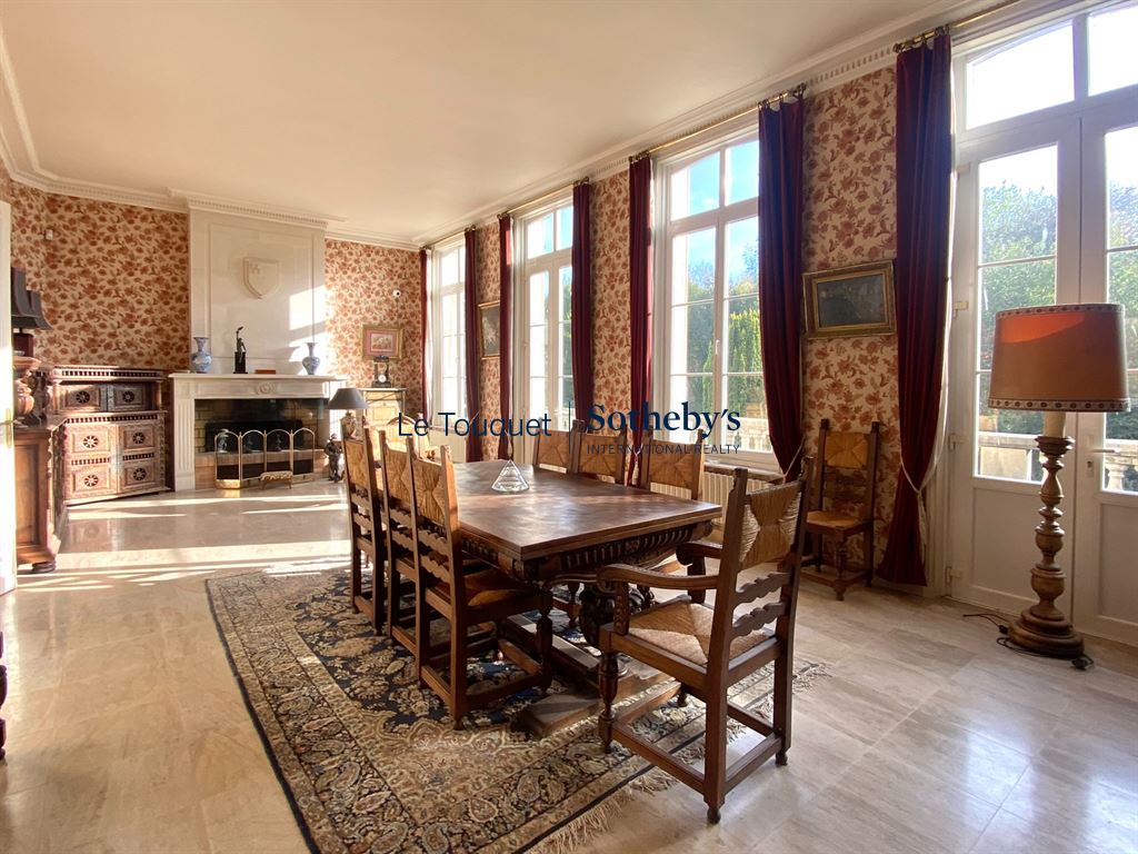 Salle à manger d’un château du XVIIIème Intérieur d'une salle à manger d'un château, avec table en bois et grandes fenêtres laissant entrer la lumière.