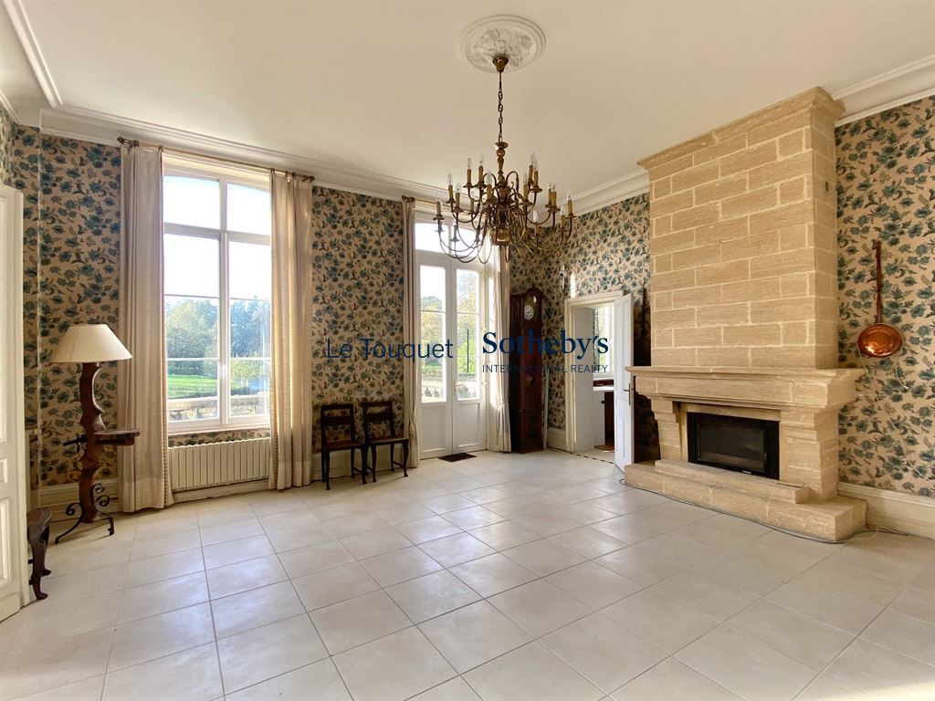 Intérieur du château du XVIIIème siècle Intérieur d'un château du XVIIIème siècle avec murs fleuris et cheminée en pierre.