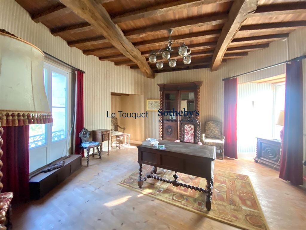 Intérieur du château du XVIIIème siècle Intérieur d'un château du XVIIIème siècle avec un bureau en bois et des meubles anciens.